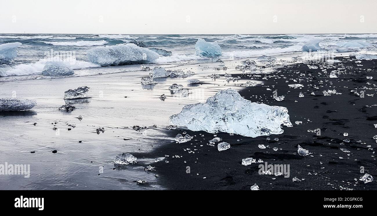 Plage de diamants. Lagon du glacier de Jokulsarlon. Sud-est de l'Islande. Banque D'Images