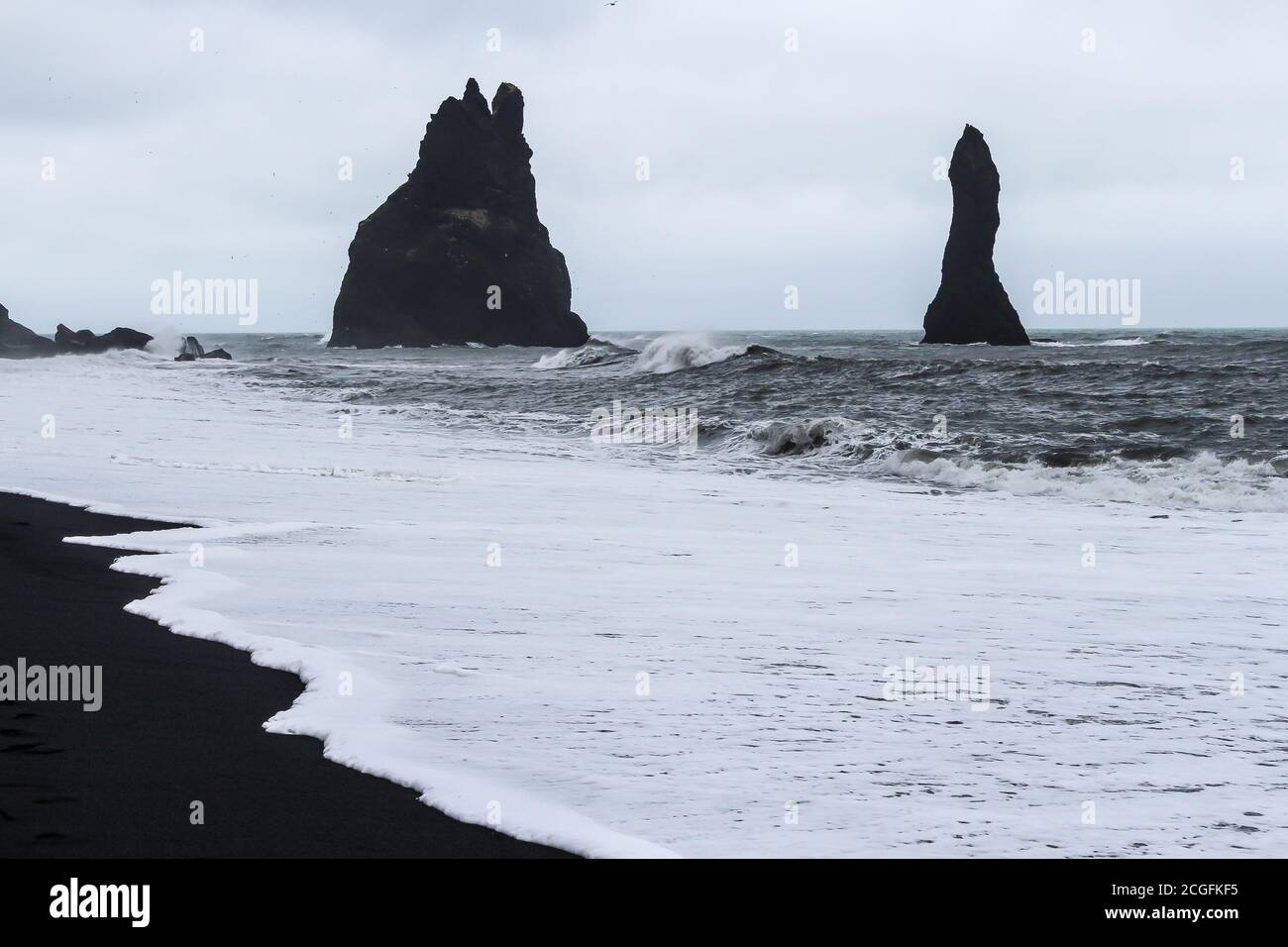 Reynisfjara est une plage de sable noir mondialement connue sur la côte sud de l'Islande. Banque D'Images