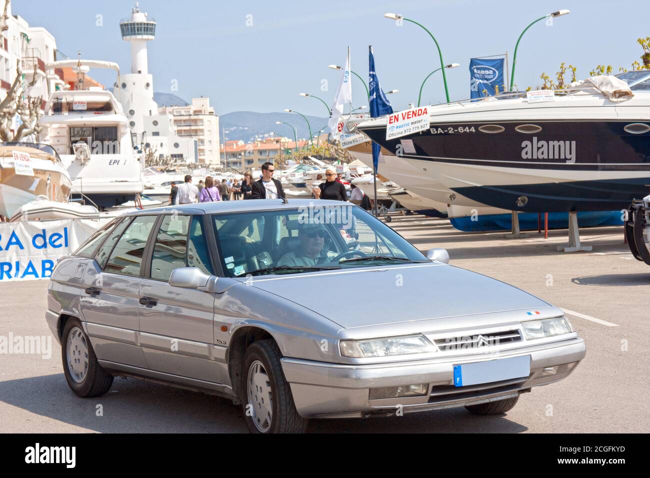 Citroën XM aux portes de la foire, c'était la voiture de l'année en 1990. Bateaux, yachts à vendre à la foire internationale annuelle des bateaux de plein air. Banque D'Images