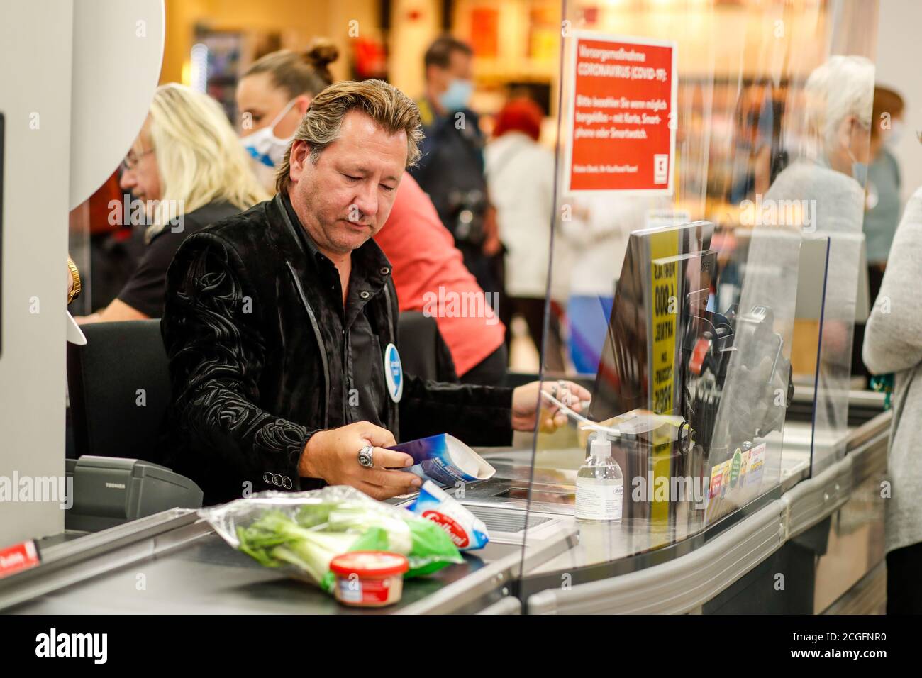 Potsdam, Allemagne. 10 septembre 2020. Claudius Dreilich (Carat) s'engage à aider les personnes socialement défavorisées. Pour la campagne 'Deutschland rundet auf', les membres du groupe s'assoient à la caisse et collectent de l'argent dans le Kaufland de la gare principale de Potsdam. Credit: Gerald Matzka/dpa-Zentralbild/ZB/dpa/Alay Live News Banque D'Images