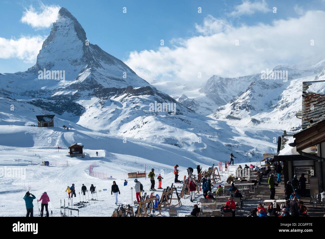 Zermatt, Suisse - février 19 2020 : skieurs dans la neige devant un restaurant avec vue sur le Cervin. Banque D'Images