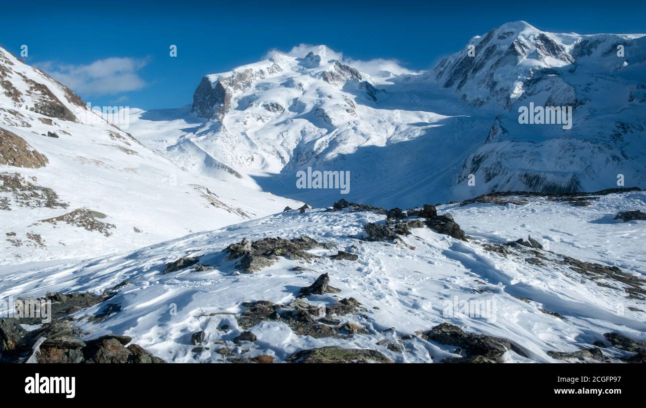 Un beau paysage de montagne d'hiver non loin de Zermatt dans la région du Cervin. Banque D'Images