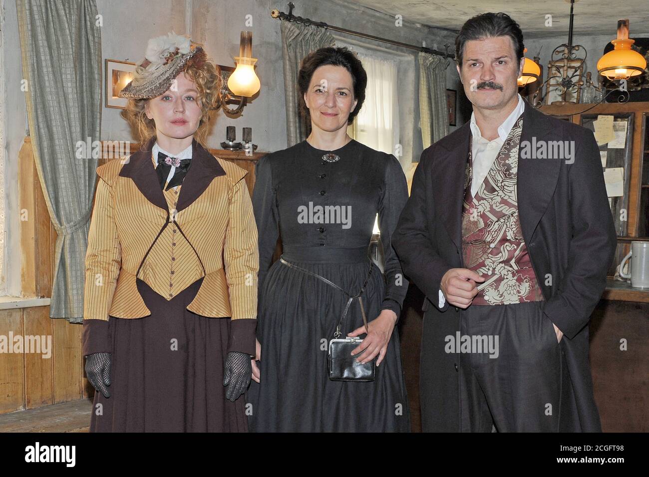 Dachau, Allemagne. 31 juillet 2019. Les acteurs Brigitte Hobmeier (l-r), Martina Gedeck et Misel Maticevic sourient lors d'une séance photo pour la série ARD « Oktoberfest 1900 ». À partir de 15.09.2020, The First diffusera la série en six parties, qui sera également diffusée dans le monde entier. Netflix le présentera à partir du 1er octobre sous le titre « Oktoberfest - Beer & Blood », doublé en neuf langues. (À dpa 'série 'Oktoberfest 1900' - jeu agréable sur la puissance, l'argent et l'amour') Credit: Ursula Düren/dpa/Alay Live News Banque D'Images