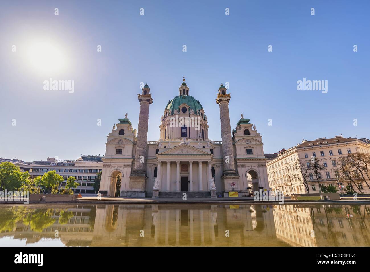 Horizon de la ville de Vienne en Autriche à l'église Saint-Charles (Karlskirche) Banque D'Images