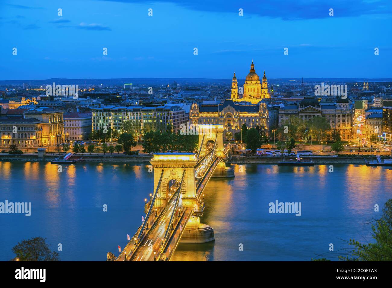 Budapest Hongrie, nuit sur le Danube avec pont des chaînes et basilique Saint-Étienne Banque D'Images