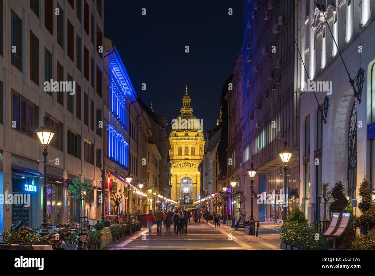 Budapest, Hongrie - 19 avril 2019 : ville de Budapest Hongrie, vue nocturne sur la rue Zrinyi et la basilique Saint-Étienne Banque D'Images