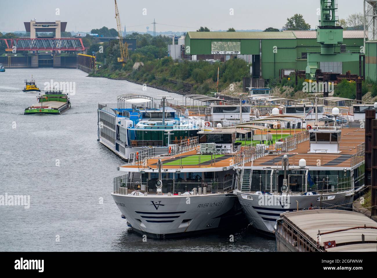 Les navires de croisière fluviaux de diverses compagnies de navigation sont ancrés dans le port de Ruhrort de Duisburg, ils ne sont pas nécessaires en raison de la baisse du nombre de passagers dans la durée Banque D'Images