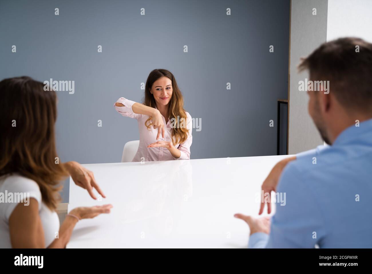 Apprentissage de la langue des signes pour les personnes handicapées Sourdes Banque D'Images