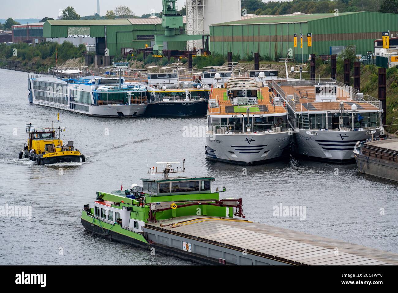 Les navires de croisière fluviaux de diverses compagnies de navigation sont ancrés dans le port de Ruhrort de Duisburg, ils ne sont pas nécessaires en raison de la baisse du nombre de passagers dans la durée Banque D'Images