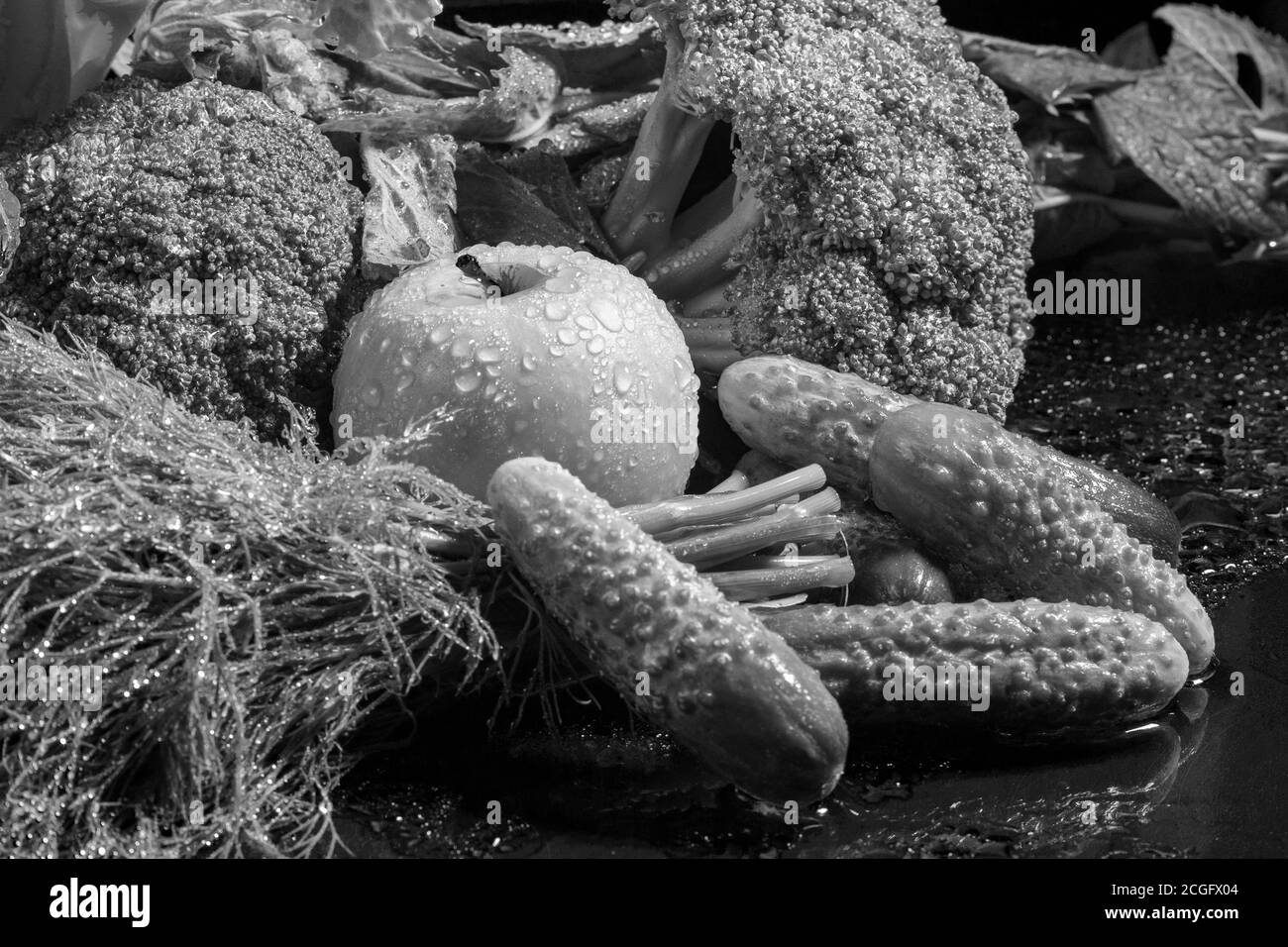 Image en noir et blanc de l'ensemble de légumes verts humides avec apple Banque D'Images