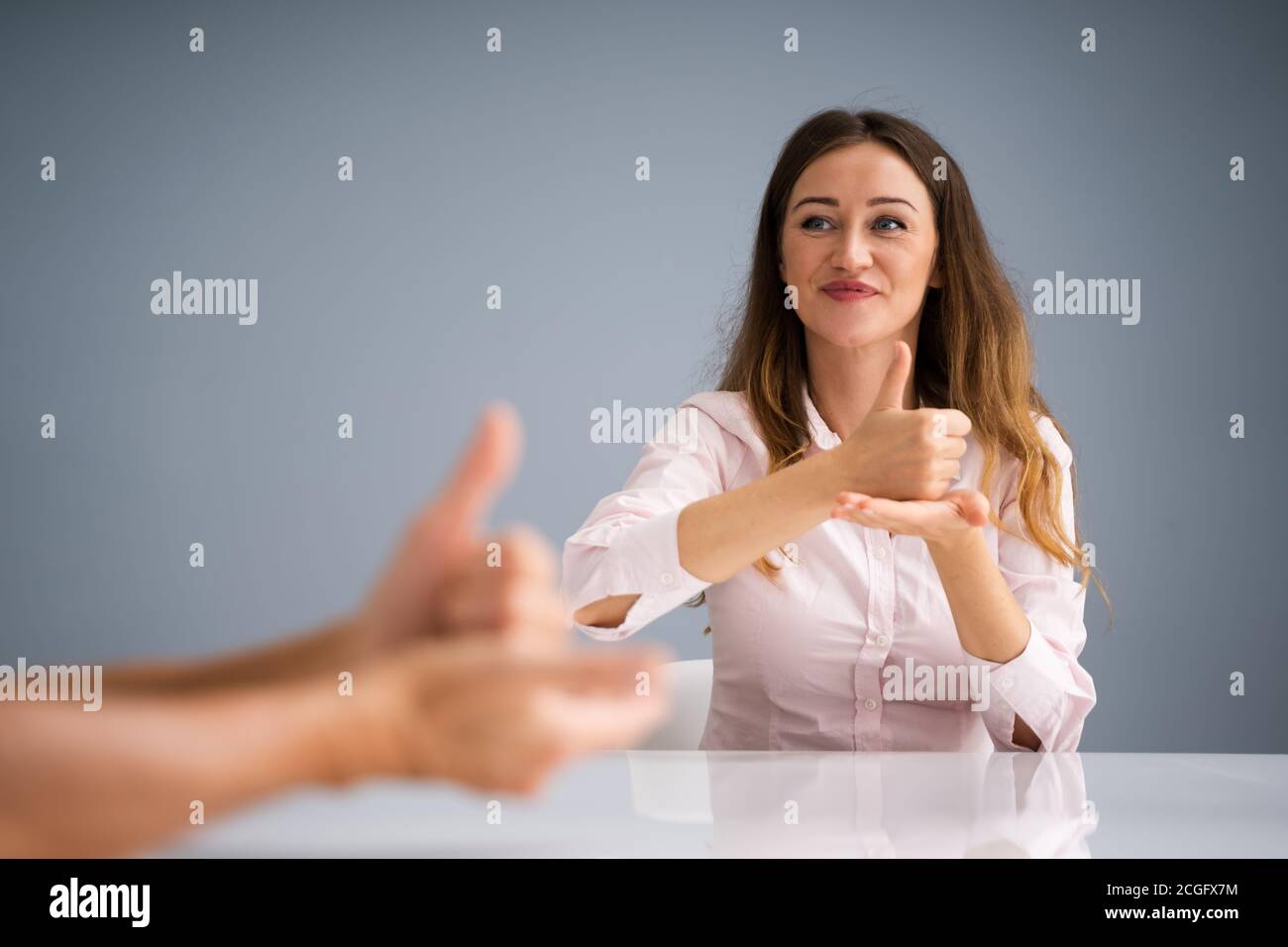 Apprentissage de la langue des signes pour les personnes handicapées Sourdes Banque D'Images