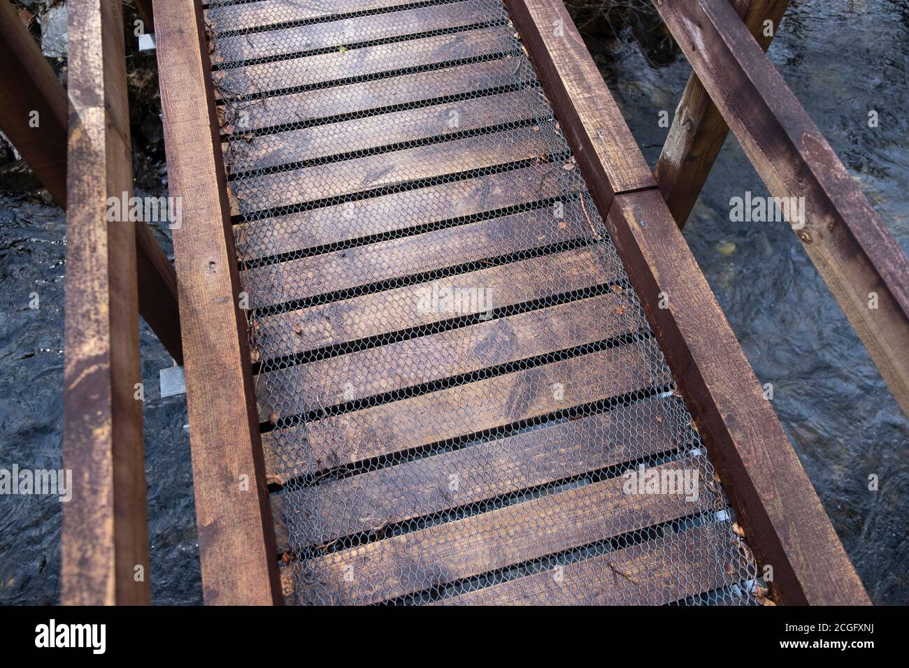 Petit pont en bois au-dessus d'un ruisseau à Glen COE, en Écosse. Banque D'Images