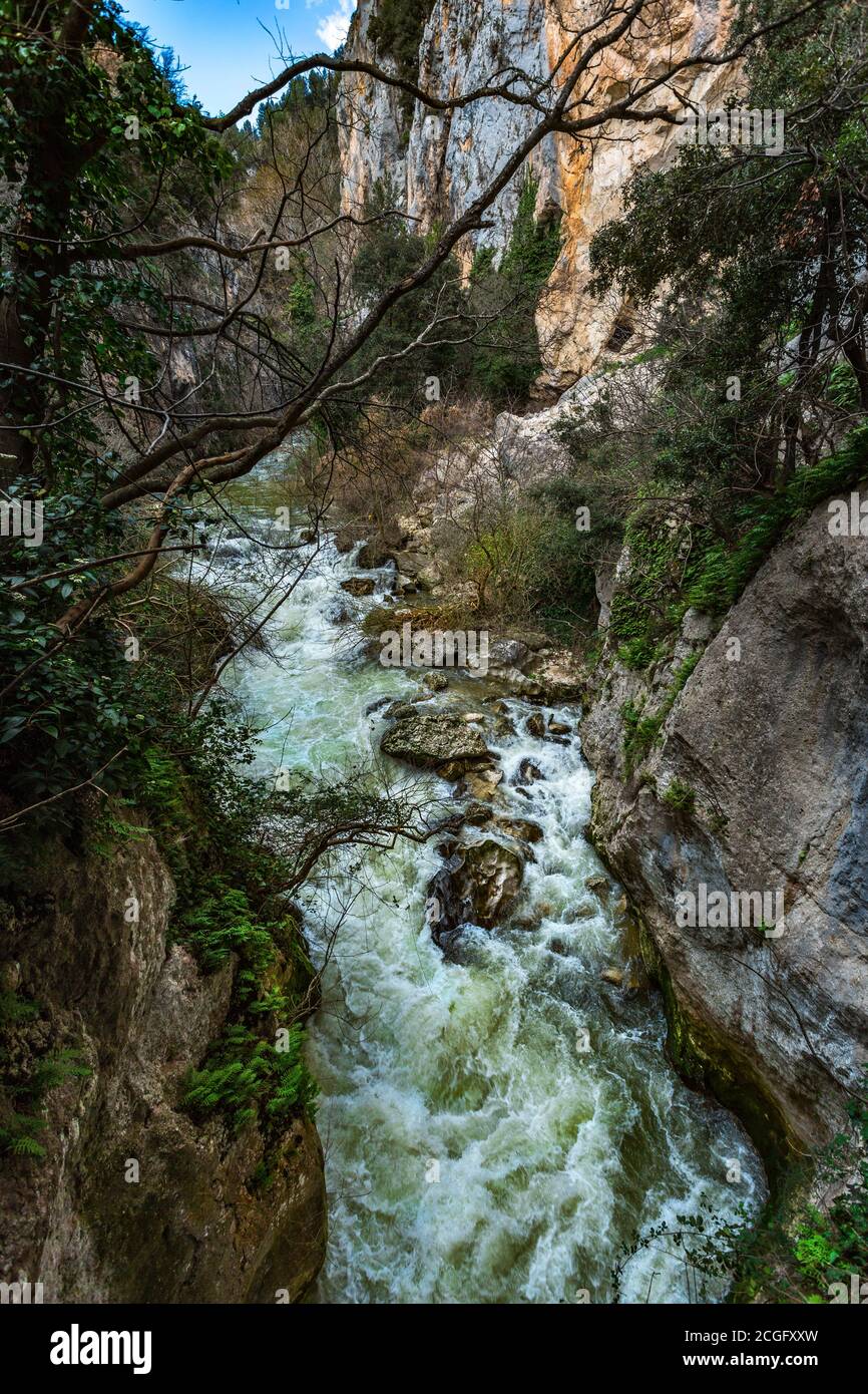 La rivière Aterno coule tueusement dans les gorges de San Venanzio Banque D'Images
