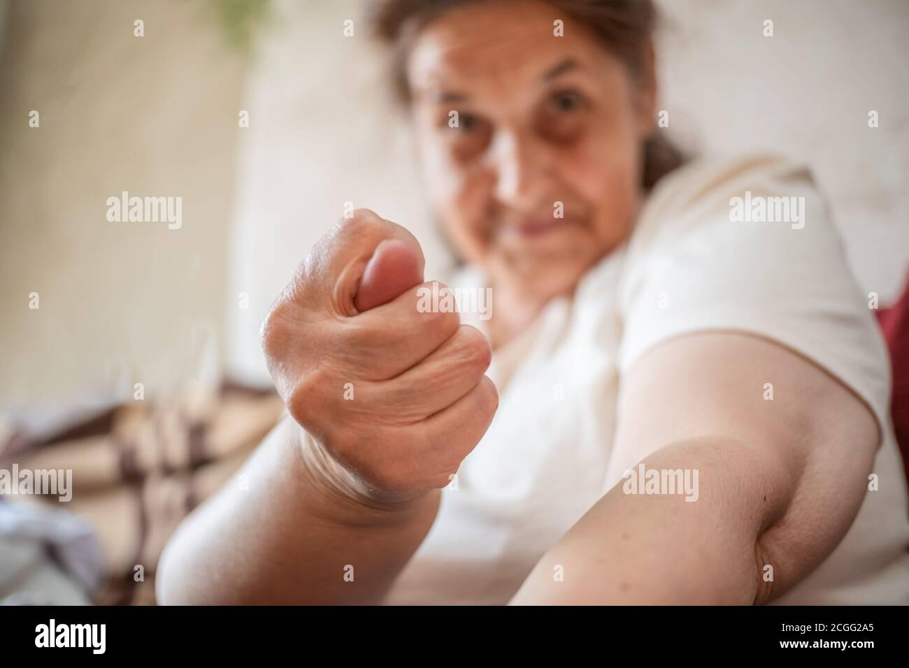 La vieille femme montre les gestes de la main Fig Banque D'Images