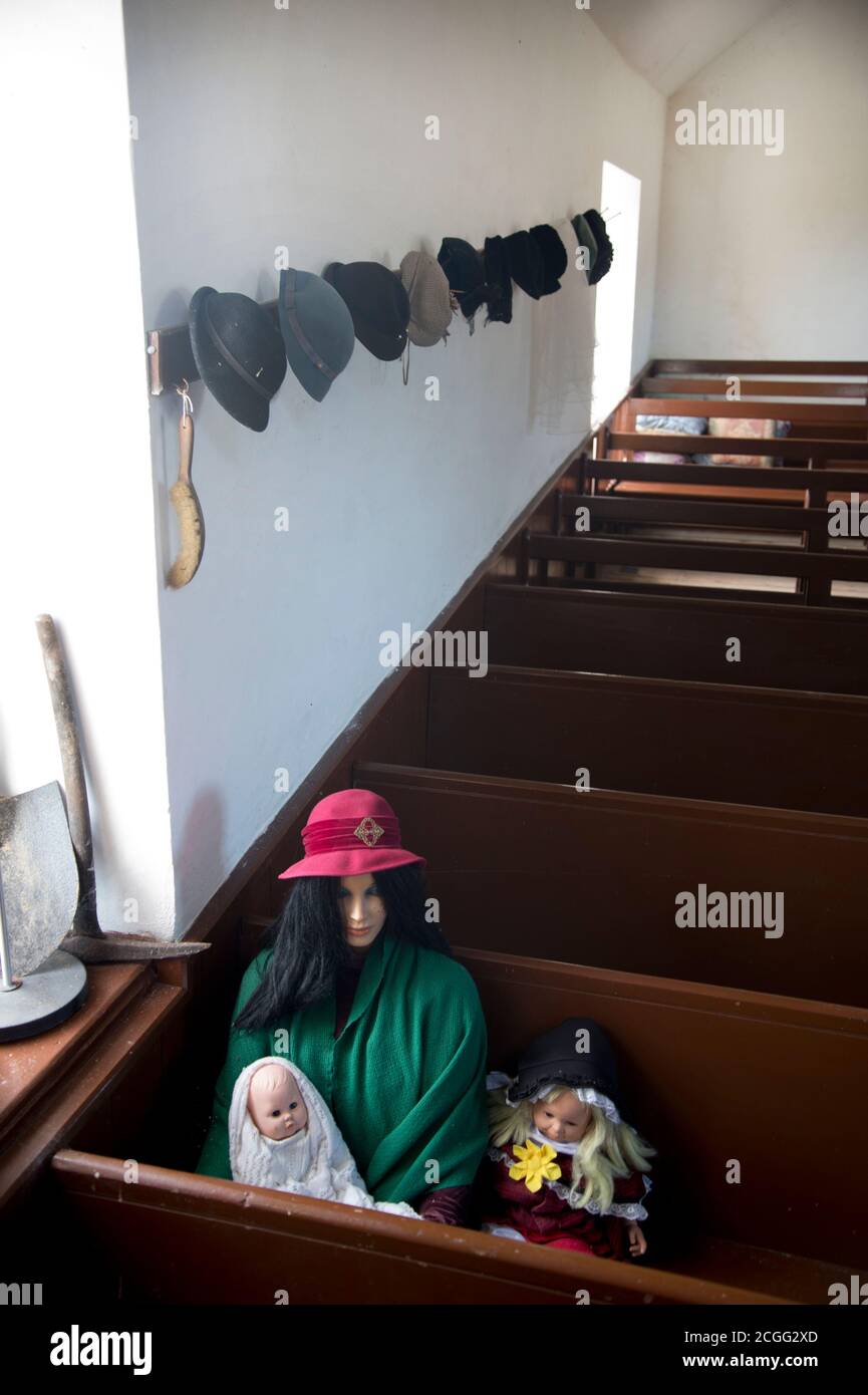 Pembrokeshire, pays de Galles. Narberth.Burnet’s Hill Calvinistic Methodist Chapel; restauré; mannequin avec bébé et tout-petit assis dans la rangée avant. Banque D'Images