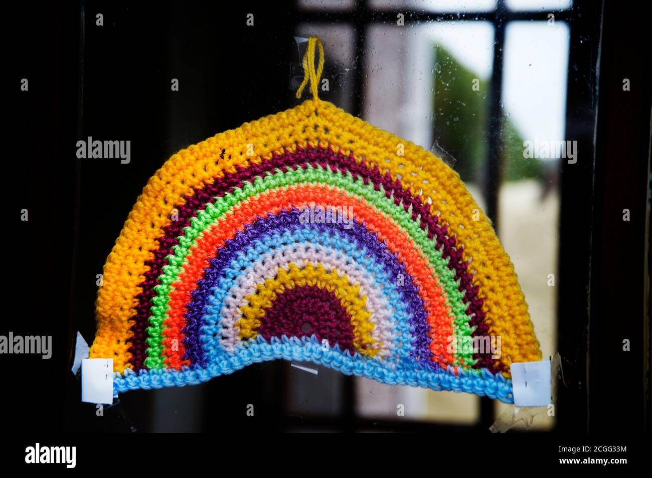 Pembrokeshire, pays de Galles. Village de Dale. Arc-en-ciel crocheté dans une fenêtre, remerciant le NHS Banque D'Images