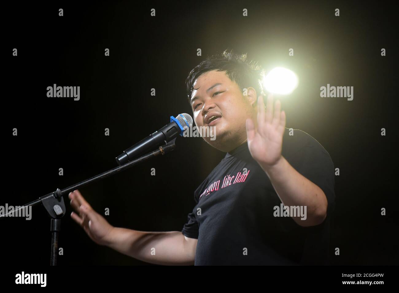 Le leader du Front Uni de Thammasat et de la démonstration, Parit Chiwarak, parle aux supporters pendant la manifestation.des manifestants et des étudiants anti-gouvernementaux assistent à un rassemblement du Front Uni de Thammasat et du groupe de démonstration. Les dirigeants fournissent des informations aux partisans avant une importante manifestation de leur groupe prévue le samedi 19 septembre 2020. Banque D'Images