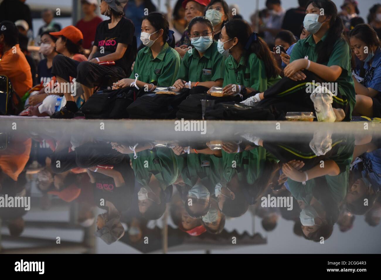 Les étudiants se rassemblent tout en portant un masque facial pendant la manifestation.des manifestants anti-gouvernement et des étudiants assistent à un rassemblement du Front Uni de Thammasat et du groupe de démonstration. Les dirigeants fournissent des informations aux partisans avant une importante manifestation de leur groupe prévue le samedi 19 septembre 2020. Banque D'Images