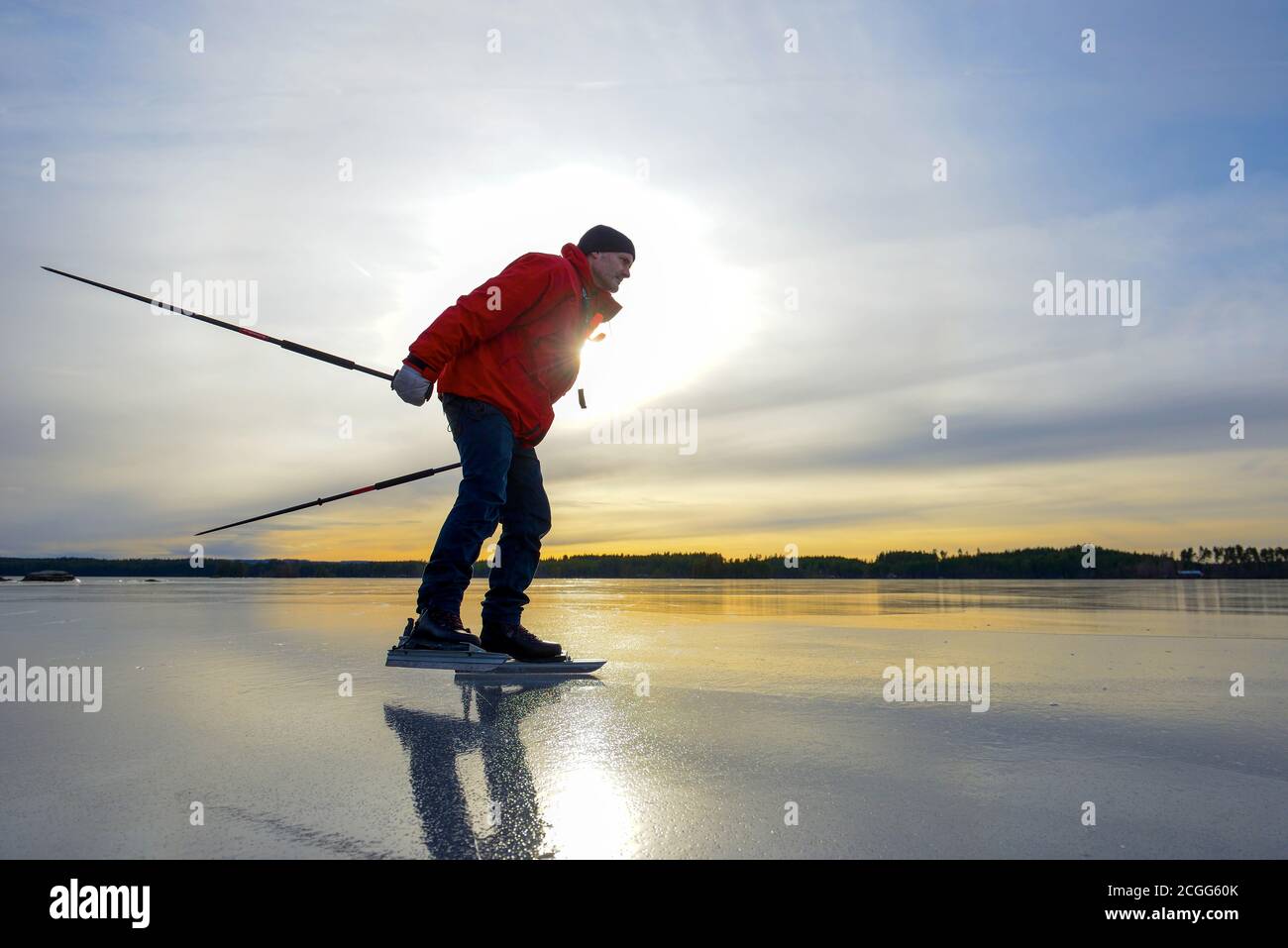 Un homme patinant sur le lac Ljugaren, Dalarna, Dalecarlia, Suède, Sverige Banque D'Images