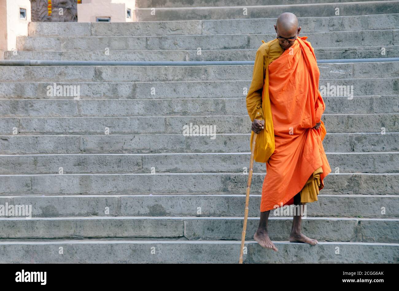 bodh gaya bihar inde le 29 avril 2018 : vieux moine bouddhiste marchant dans les escaliers du complexe de temple de mahabodhi bihar inde. Banque D'Images