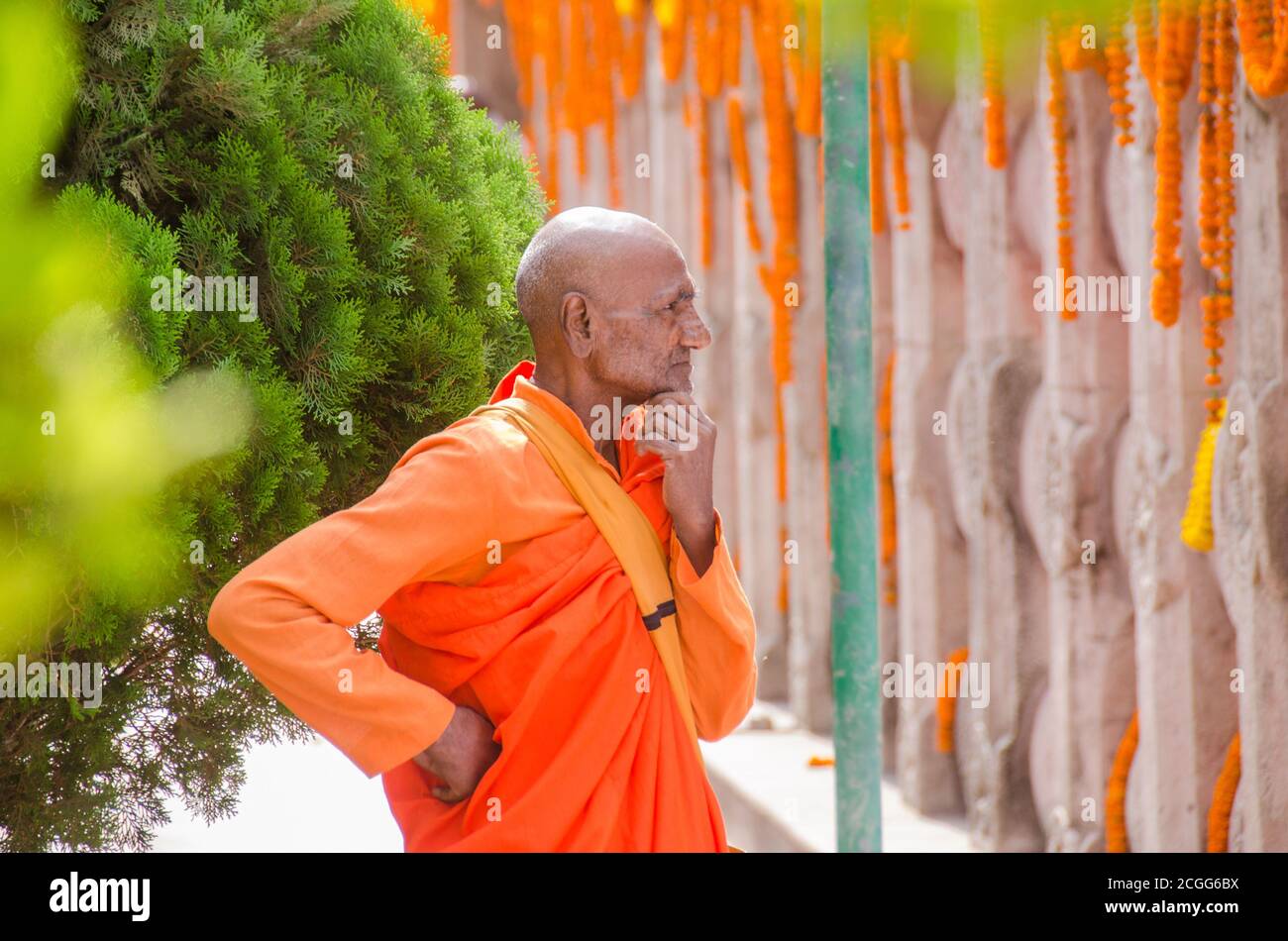 un vieux lama assistant à la prière spéciale pendant le festival bouddha purnima à bodh gaya bihar inde. Banque D'Images