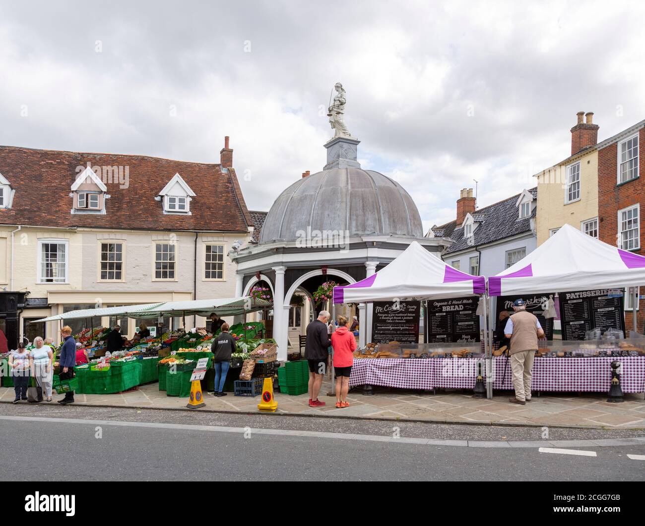 Les gens magasinent dans les étals du marché près de Buttercross, Bungay, Suffolk, Angleterre, Royaume-Uni Banque D'Images