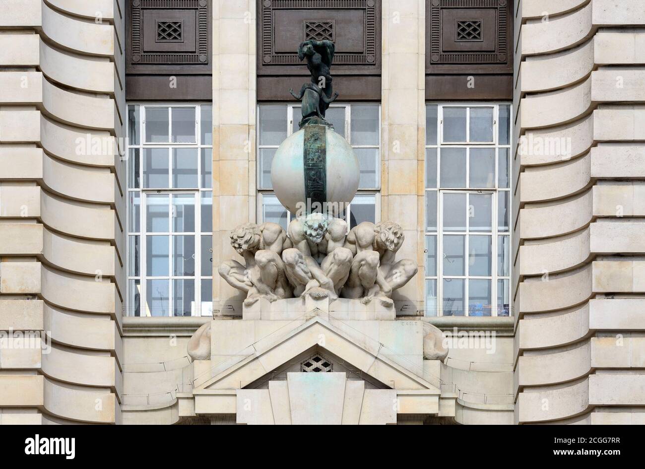 Londres, Angleterre, Royaume-Uni. Groupe sculptural par Ernest Cole et Alfred Hardiman. 1921. Pierre de Portland. Sur la façade ouest de County Hall sur la rive sud Banque D'Images