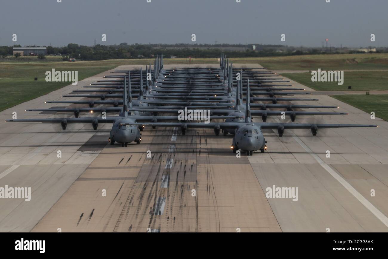 Une formation d'avions C-130J Super Hercules de la 317e Escadre de transport aérien se prépare au décollage lors d'un grand exercice de force à la base aérienne de Dyess, Texas, le 14 juillet 2020. L'exercice a permis à la 317e AW de s'entraîner aux côtés des équipages C-130J de la 19e AW de Little Rock AFB, Arkansas, à l'appui de la Stratégie de défense nationale. Des aviateurs des deux ailes ont terminé le vol de formation et ont conduit des aéroglisseurs à plusieurs endroits. (É.-U. Photo de la Force aérienne par le sergent d'état-major. David Owsianka) Banque D'Images