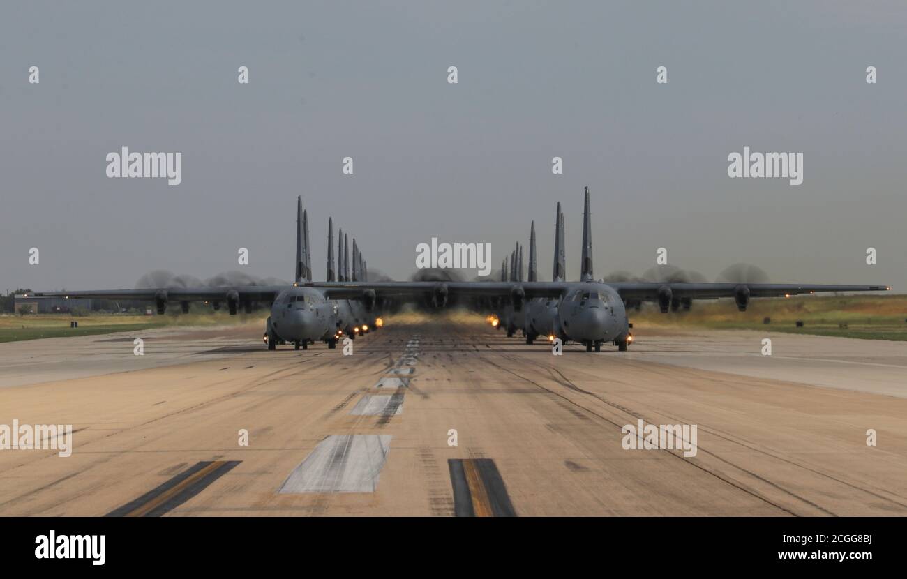 Une formation d'avions C-130J Super Hercules de la 317e Escadre de transport aérien se trouve sur la ligne aérienne avant le décollage lors d'un grand exercice de force à la base aérienne de Dyess, Texas, le 14 juillet 2020. L’avion de Dyess a décollé de la 19e Escadre du pont aérien de Little Rock AFB, Arkansas, à côté d’un avion C-130J, alors qu’ils effectuaient un grand vol en formation et effectuaient des sorties d’air à plusieurs endroits. (É.-U. Photo de la Force aérienne par le sergent d'état-major. David Owsianka) Banque D'Images