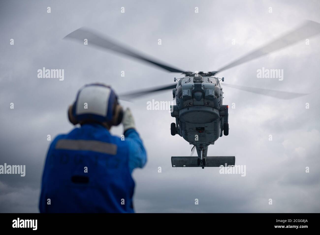 200906-N-RL695-4448 OCÉAN ATLANTIQUE (le 6 septembre 2020) un MH-60R Seahawk attaché à l'escadron de frappe maritime des hélicoptères quatre-six (HSM 46) effectue des opérations « toup-and-Go » sur le pont de vol du destroyer à missiles guidés de classe Arleigh Burke USS Paul Ignatius (DDG 117). Ignatius mène actuellement des opérations de routine. (É.-U. Navy photo by Mass communication Specialist 3rd Class Marianne Guemo/Released) Banque D'Images