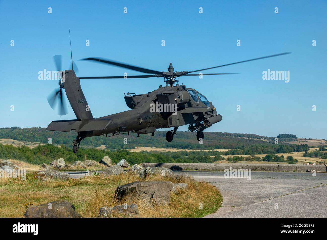 Les hélicoptères Apache AH-64 de l'armée américaine avec le 1er-3e Bataillon d'attaque, 12e Brigade de l'aviation de combat se positionnent pour engager des cibles à Baumholder, Allemagne 8 septembre 2020. Les soldats de 1-3 AB ont mené une formation conjointe avec les contrôleurs allemands d'attaque de terminal commun afin d'améliorer l'interopérabilité et la cohésion. (É.-U. Photo de l'armée par Ismael Ortega) Banque D'Images