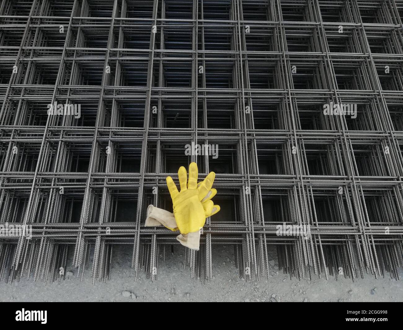 Gants jaunes sur fond de fer Banque D'Images