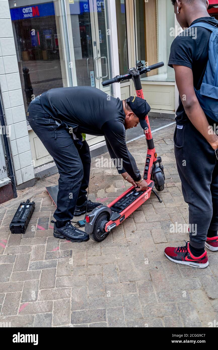 Northampton, Royaume-Uni, 11 septembre 2020. 300 e-trottinettes frappent les rues de Northampton et Kettering lors d'un essai de 12 mois entre Smart Move Northamptonshire et VOI e-trottinette numérique (photos ce matin dans le centre-ville). Les pilotes auront besoin d'un permis de conduire provisoire et de l'application du VOI, le e-scooter coûtera 1 £ pour déverrouiller + 0.20 £ par minute et peut être laissé n'importe où lorsque vous aurez terminé, un autre essai a commencé dans le centre-ville de Birmingham hier. Crédit : Keith J Smith./Alamy Live News Banque D'Images