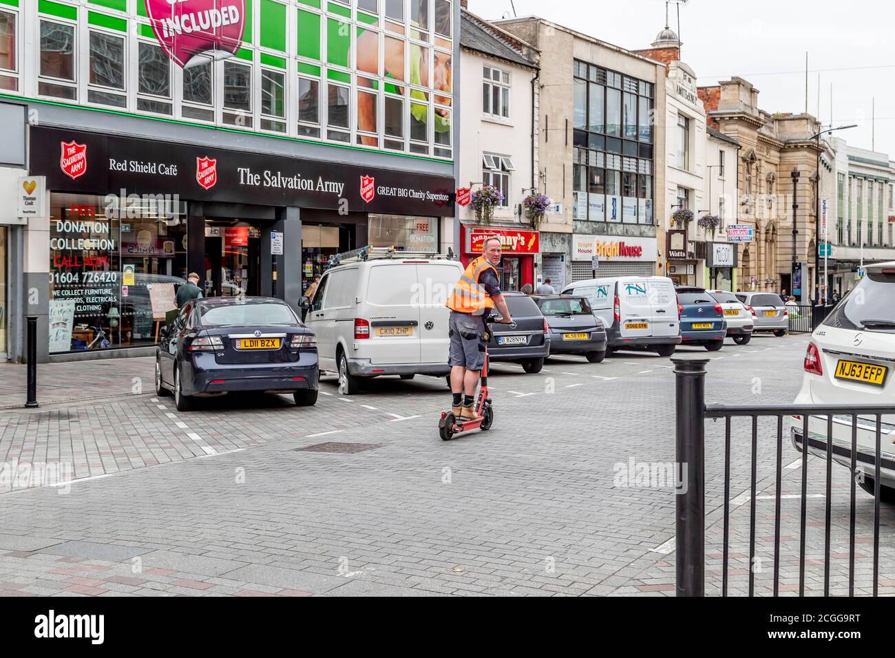 Northampton, Royaume-Uni, 11 septembre 2020. 300 e-trottinettes frappent les rues de Northampton et Kettering lors d'un essai de 12 mois entre Smart Move Northamptonshire et VOI e-trottinette numérique (photos ce matin dans le centre-ville). Les pilotes auront besoin d'un permis de conduire provisoire et de l'application du VOI, le e-scooter coûtera 1 £ pour déverrouiller + 0.20 £ par minute et peut être laissé n'importe où lorsque vous aurez terminé, un autre essai a commencé dans le centre-ville de Birmingham hier. Crédit : Keith J Smith./Alamy Live News Banque D'Images