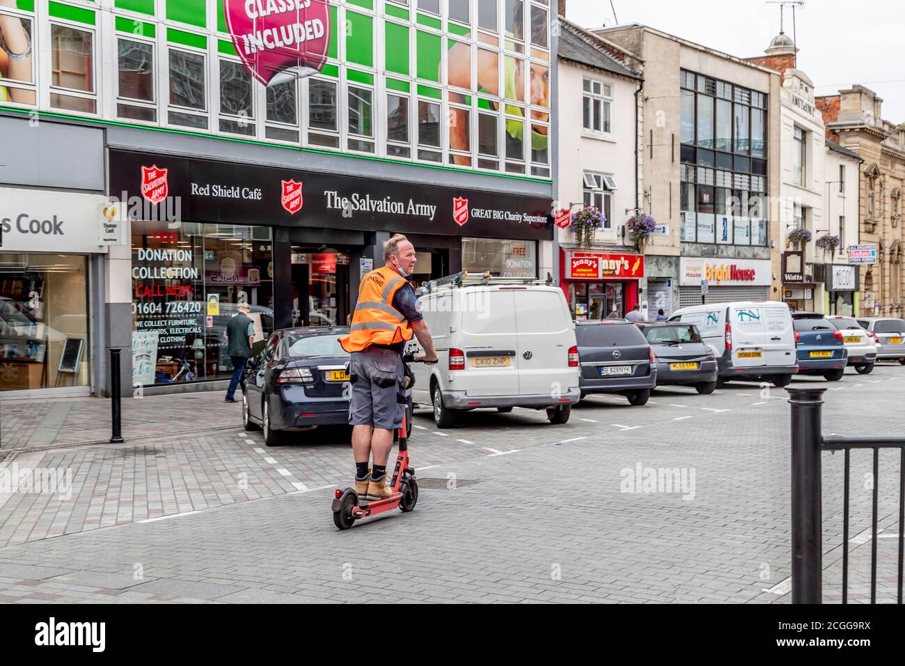 Northampton, Royaume-Uni, 11 septembre 2020. 300 e-trottinettes frappent les rues de Northampton et Kettering lors d'un essai de 12 mois entre Smart Move Northamptonshire et VOI e-trottinette numérique (photos ce matin dans le centre-ville). Les pilotes auront besoin d'un permis de conduire provisoire et de l'application du VOI, le e-scooter coûtera 1 £ pour déverrouiller + 0.20 £ par minute et peut être laissé n'importe où lorsque vous aurez terminé, un autre essai a commencé dans le centre-ville de Birmingham hier. Crédit : Keith J Smith./Alamy Live News Banque D'Images