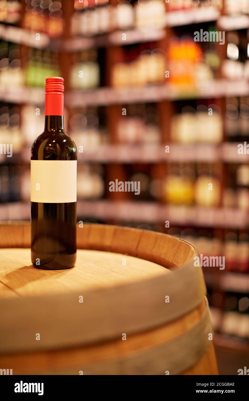 Une bouteille de vin rouge est en vente avec un étiquette vide Banque D'Images