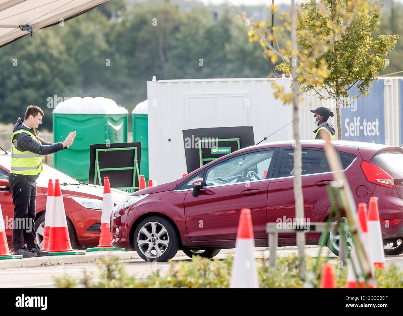 Un Covid-19 en voiture dans un centre d'essais au Temple Green Park and Ride à Leeds, dans le West Yorkshire, où des mesures de verrouillage plus strictes peuvent être mises en place localement après une augmentation des infections à coronavirus. Banque D'Images