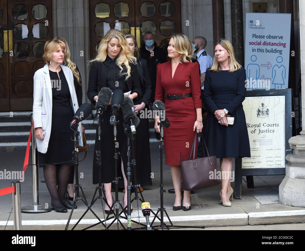 La photo doit être créditée ©Alpha Press 079965 28/07/2020 Amber Heard, Whitney Heard, l'avocat Jennifer Robinson et US Attonery Elaine Bredehoft aux cours royales de justice de Londres. Au cours d'une affaire de diffamation contre News Group Newspapers, éditeurs de The Sun Banque D'Images