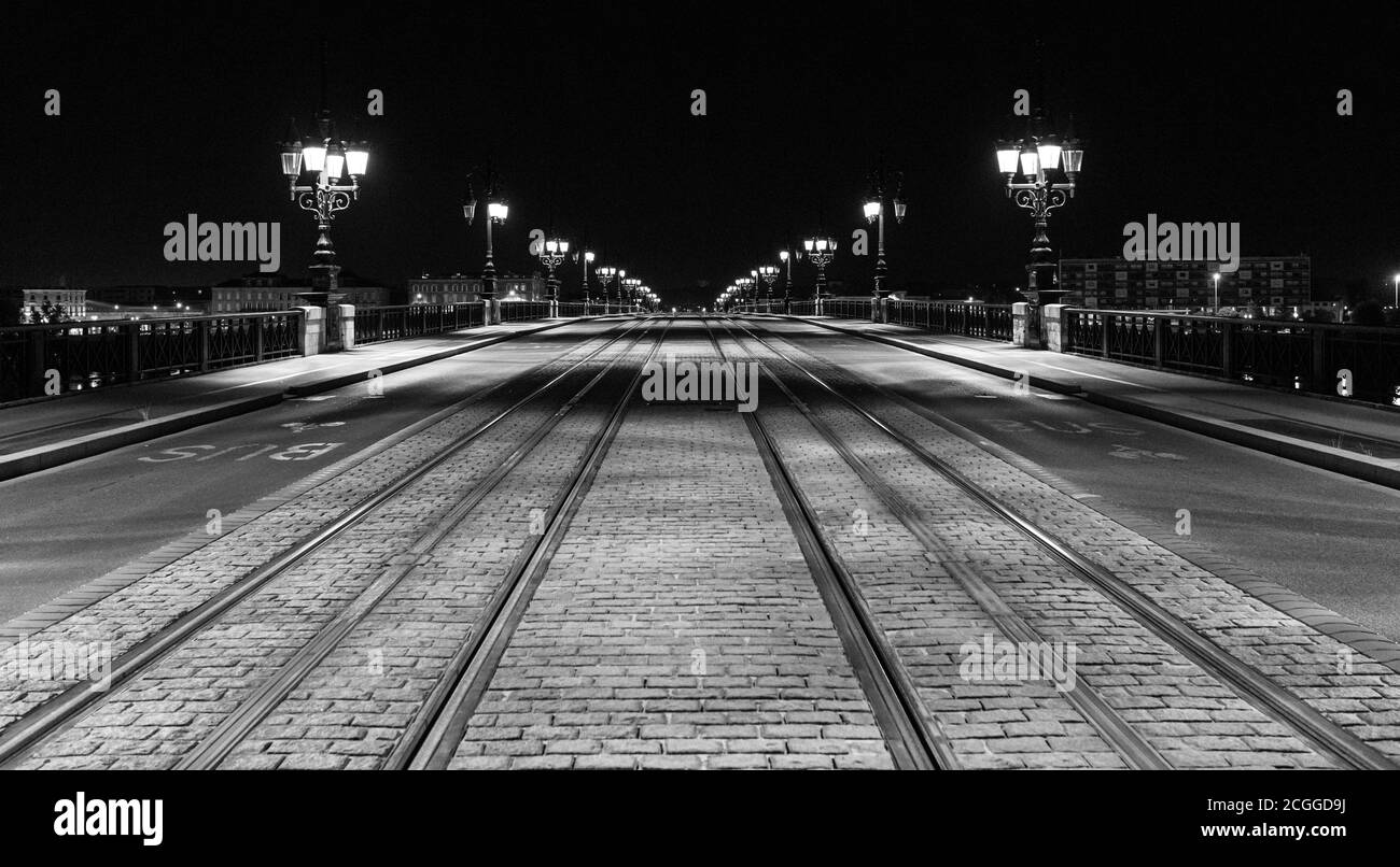 Pont de Pierre et tramway sur le pont, nuit noir et blanc, Bordeaux, France Banque D'Images