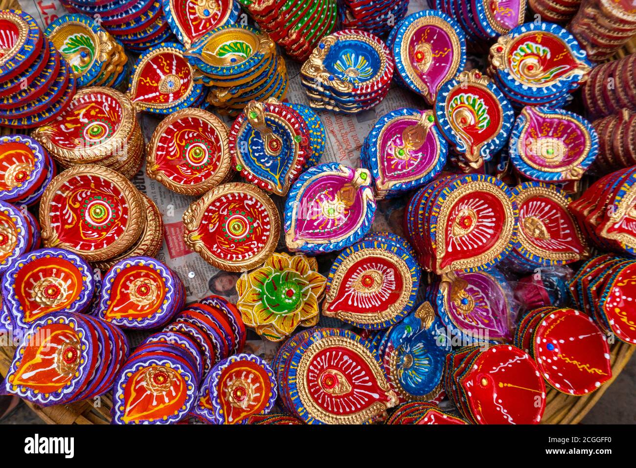 Mumbai / Inde 25 octobre 2019 argile décorative diwali Diya ou lampes à huile à vendre sur le marché à Mumbai Maharashtra Inde Banque D'Images