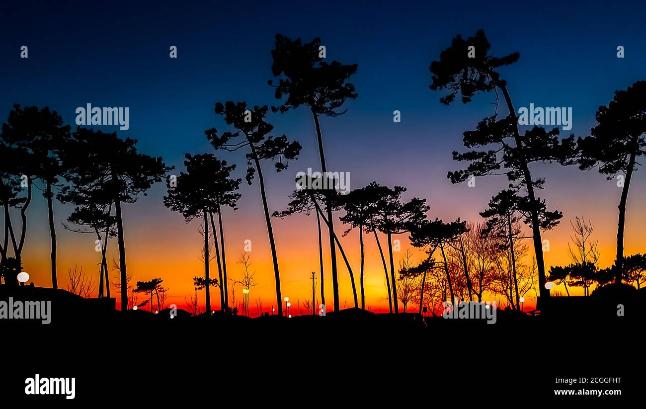 Des nuages qui brûlent comme l'éclat de l'éclat qui brillent le ciel au coucher du soleil. Banque D'Images