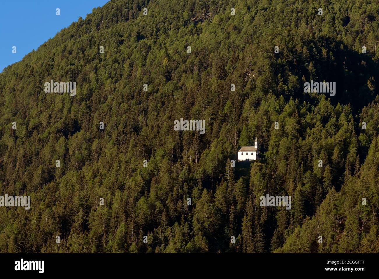 La petite église de montagne de Saint Martinskirche im Zerzertal au-dessus du lac Muta immergé dans la forêt, Tyrol du Sud, Italie Banque D'Images