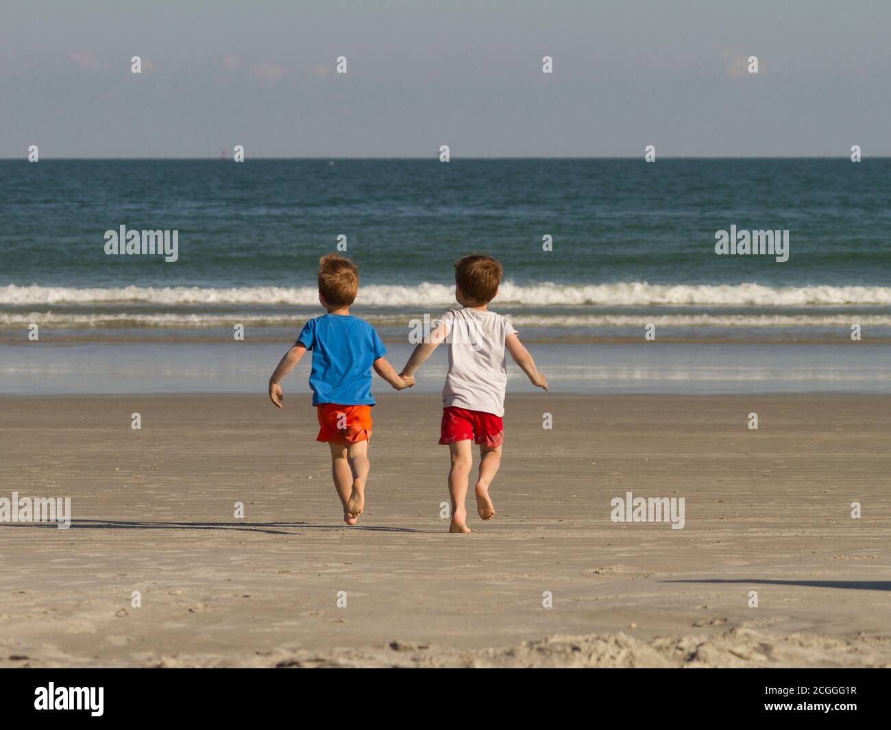 Les garçons à la plage Banque D'Images