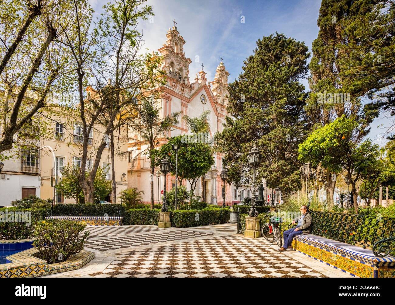 12 mars 2020: Cadix, Espagne - les jardins Alameda Apodaca et l'église notre-Dame de Carmen à Cadix. Banque D'Images