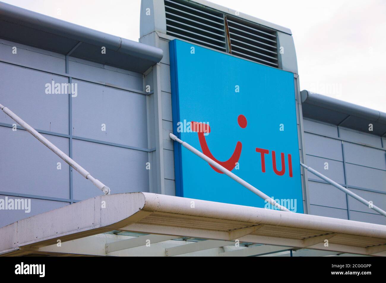 Les agents de voyage TUI stockent l'affiche isolée avec l'espace de copie Banque D'Images