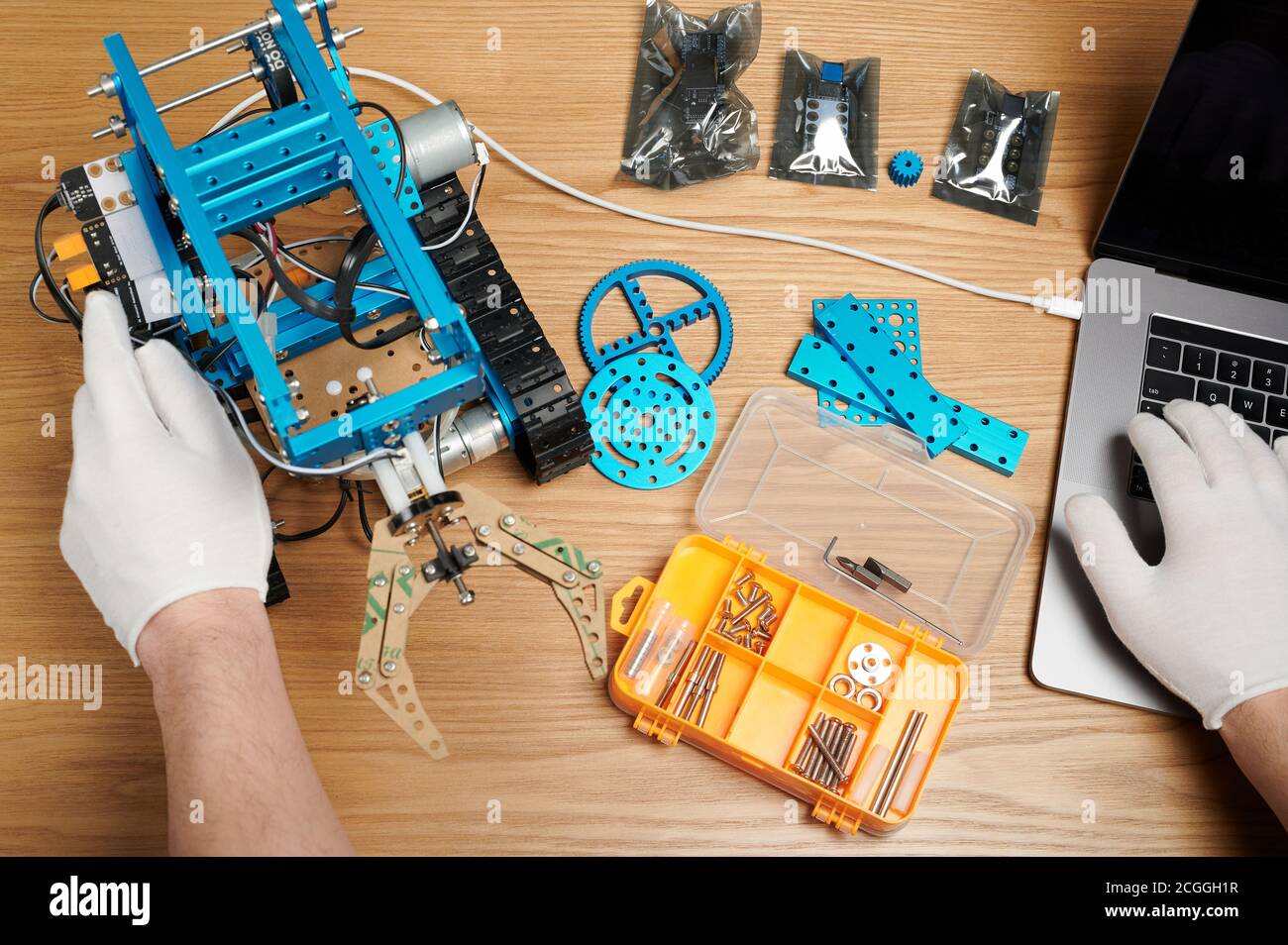 Kit de programmation étudiant diy avec ordinateur portable sur fond de table wwoden Banque D'Images