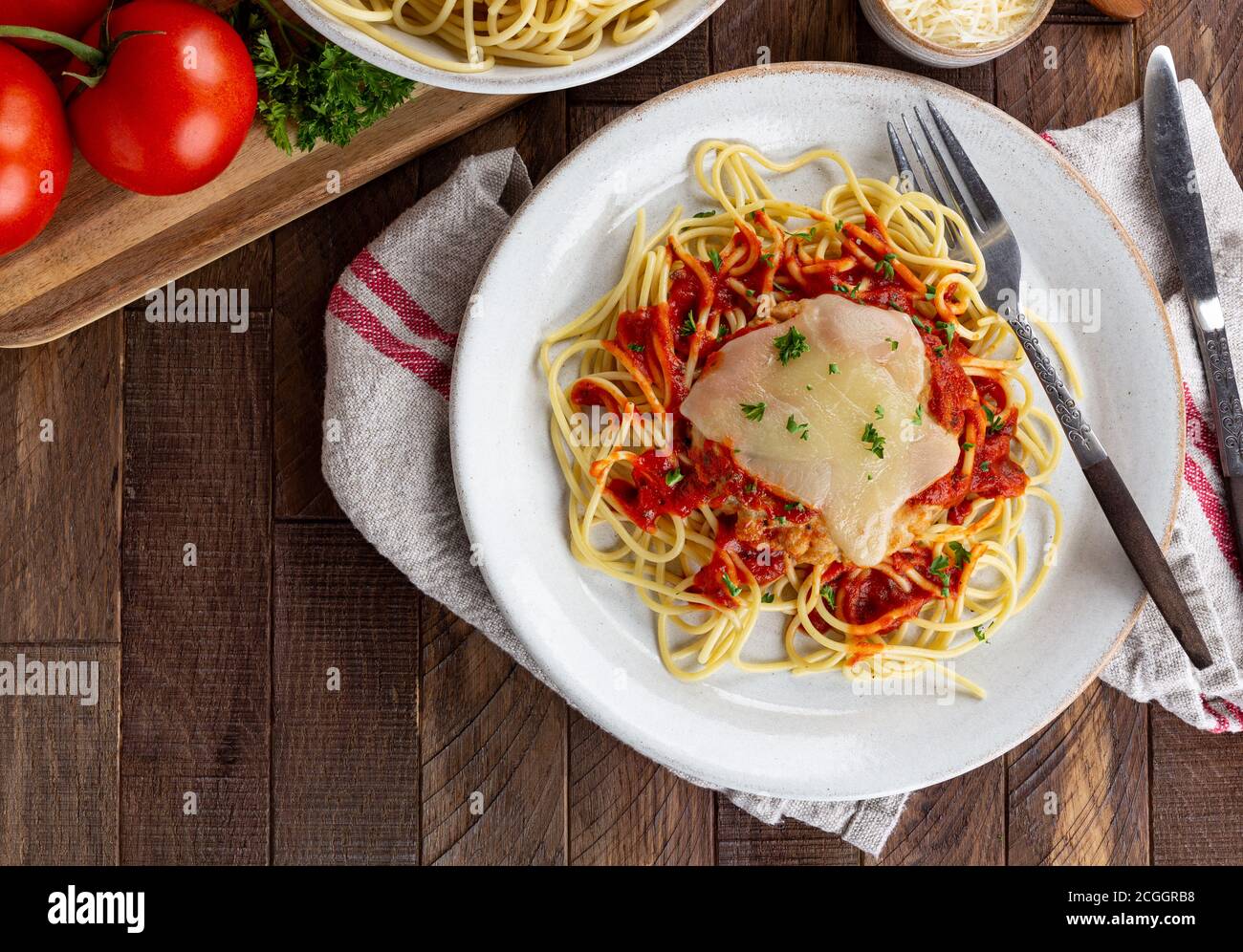 Dessus de plat de poulet au parmesan avec pâtes spaghetti et tomate sauce sur une assiette Banque D'Images