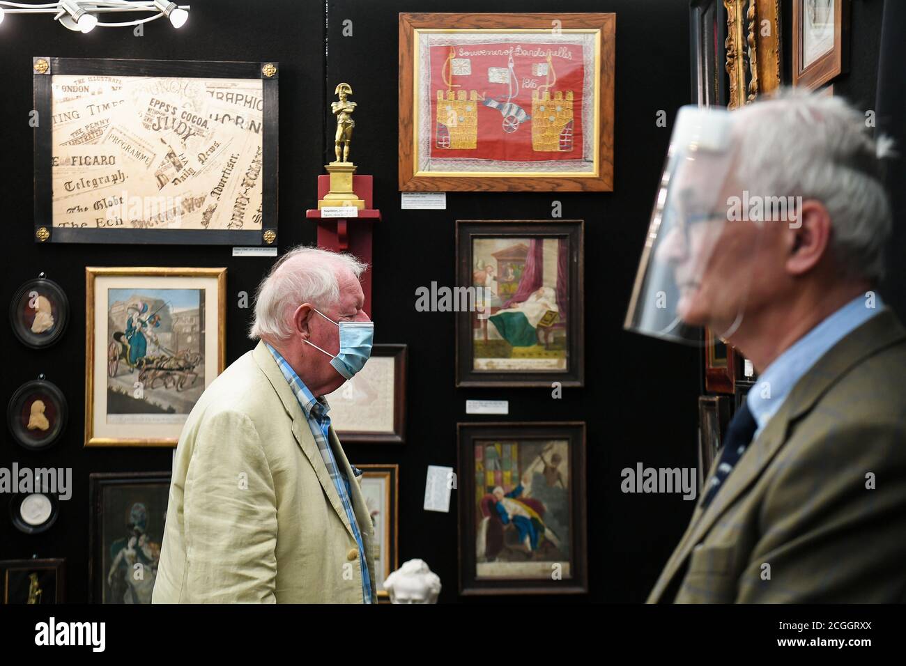 Un client regarde l'art et les antiquités à la foire des antiquités et des beaux-arts de Petworth Park, à Petworth House, dans le West Sussex. Banque D'Images
