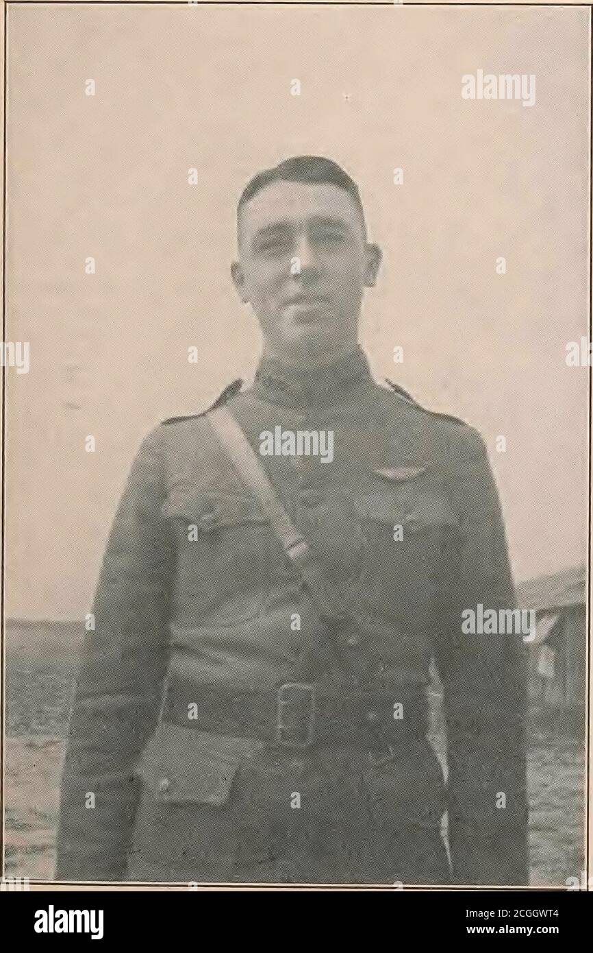 . Aviateurs de la Nouvelle-Angleterre 1914-1918; leurs portraits et leurs records . a suivi les cours d'entraînement avancé à Issoudun.il a rejoint le premier vol du 13ème Escadron, qui a été envoyé vers l'avant au sud de Chalons-sur-Marne; le Groupe composé du 99e Escadron d'observation et d'un Escadrille français. ThisGroup était en poste à Haussimont-sur-Marne et travaillait au camp d'artillerie de mars à juin 1918. Le 1er juin, le 99e Escadron a été ordonné à Amanty, laissant le vol du 13ème pour travailler de ce champ avec les Français jusqu'à ce que le escadron soit terminé. Le matin de Banque D'Images