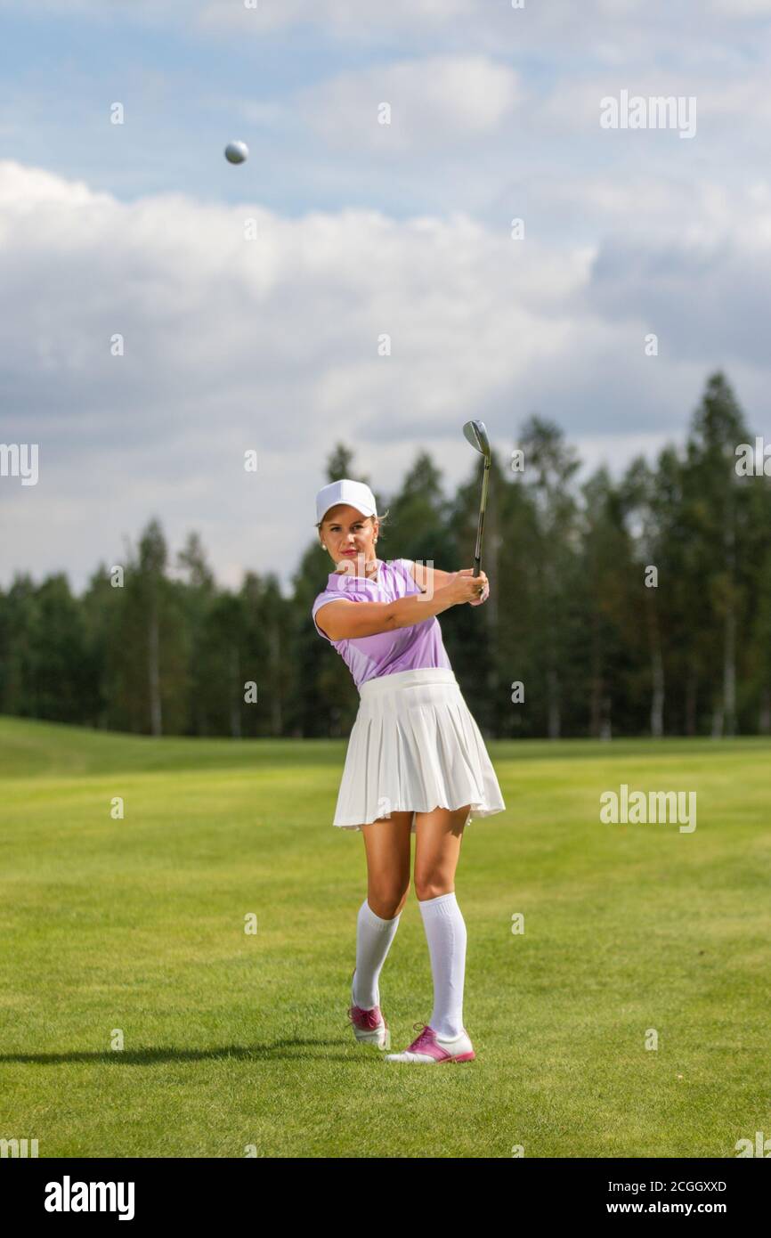 Le golfeur frappe avec un club pendant le tournoi Banque D'Images